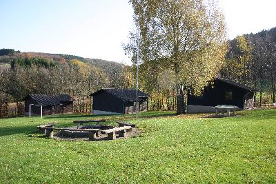 Die Schlafh�user - im Vordergrund der Grillplatz
