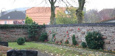 Die Heldengedenksttte auf dem Friedhof in Schnecken