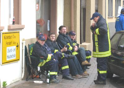 Blick auf die bibbernden Schnecker Feuerwehmnner.