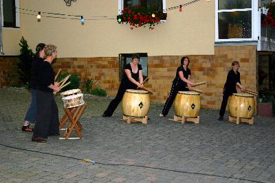 Die Gruppe "Aiki Daiko" trommelt auf japanisch
