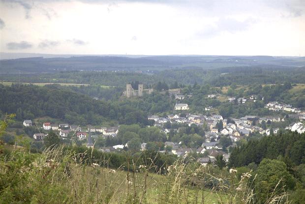 Blick auf einen groen Teil der Prmer Kalkmulde - im Hintergrund der "Schwarze Mann"